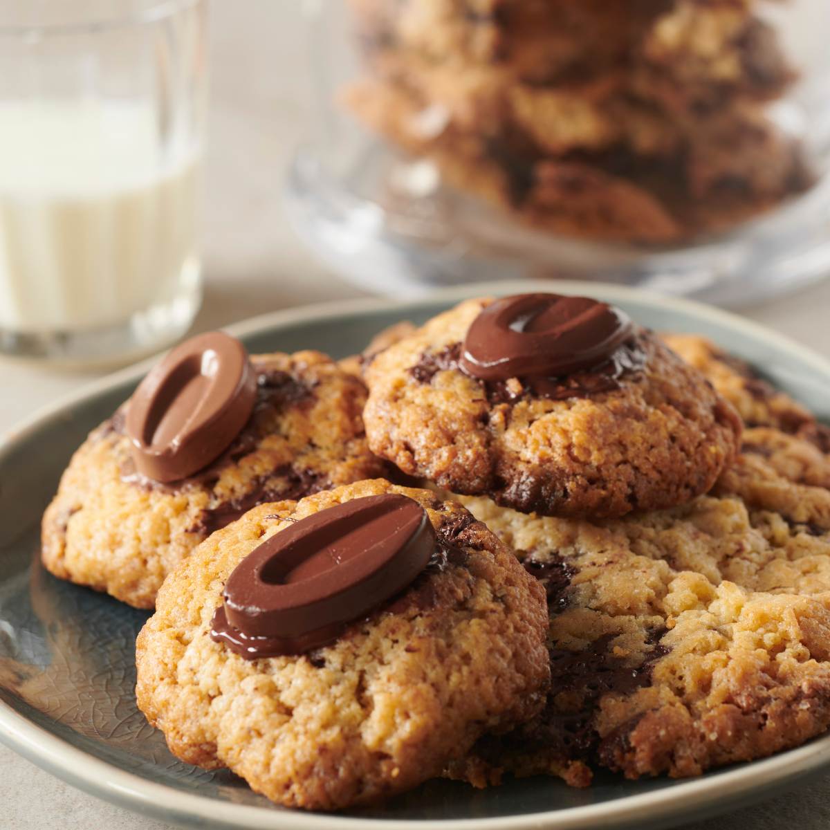 cookies au chocolat avec une fève valrhona dessus