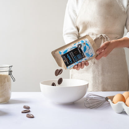 Fèves de chocolat Caraïbe versées dans un saladier 