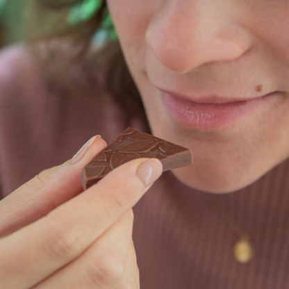 carreau de tablette de chocolat andoa lait de valrhona prêt à être dégusté