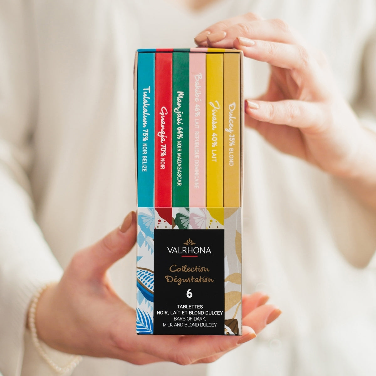 Coffret de 6 tablettes de chocolat Valrhona tenu dans des mains 