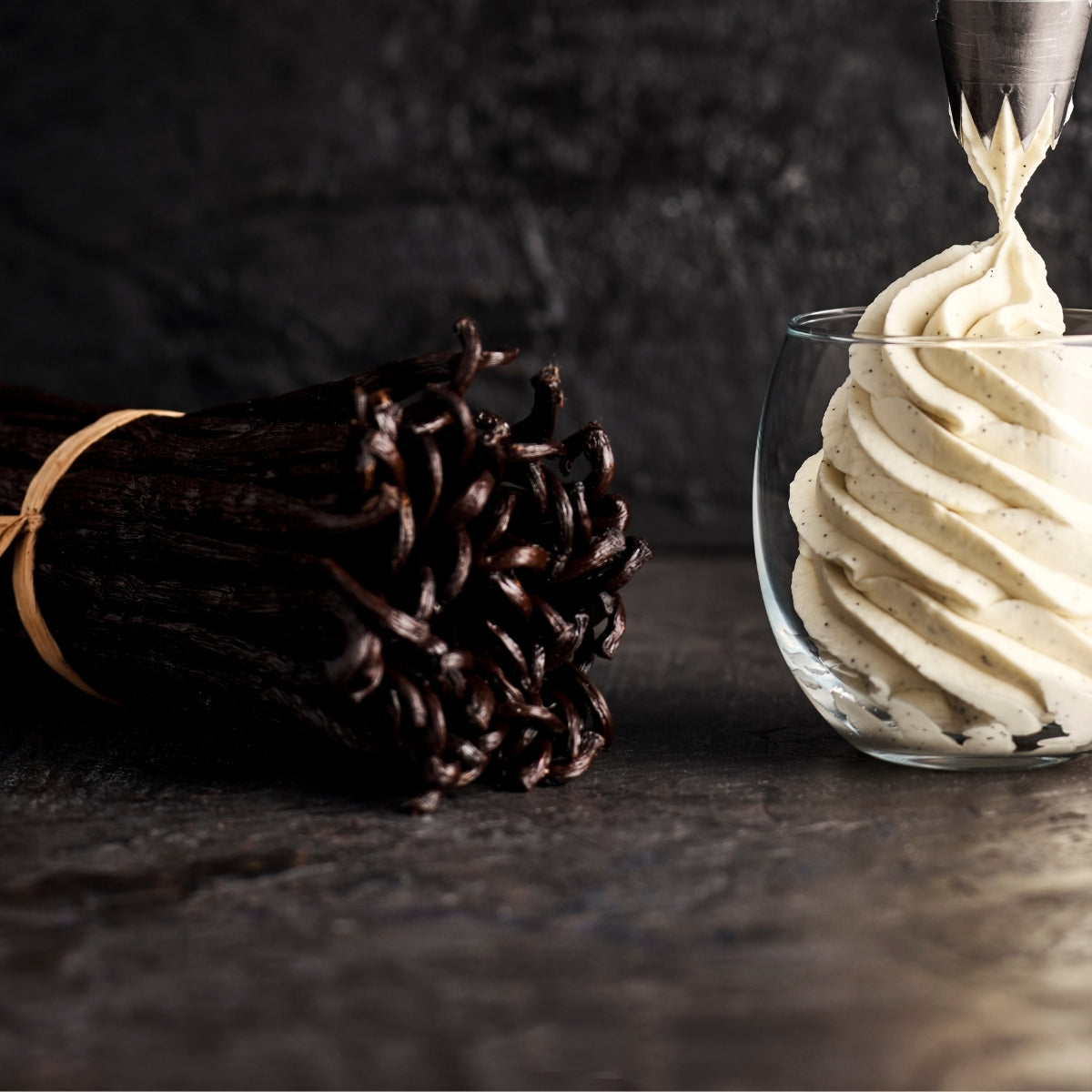 Gousses de vanille à côté d'un dessert à base de mousse 