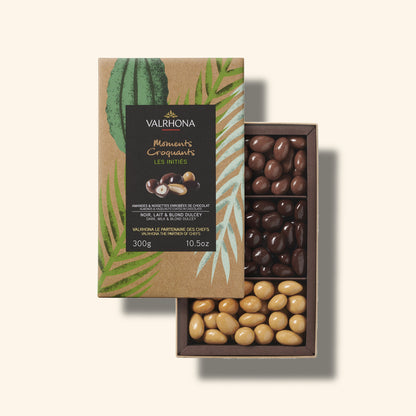 Coffret ouvert amandes et noisettes enrobées de chocolat lait, noir et dulcey