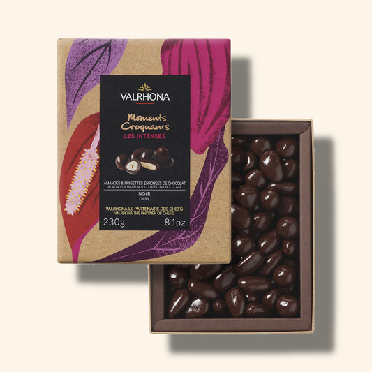 coffret ouvert amandes et noisettes enrobées de chocolat noir 