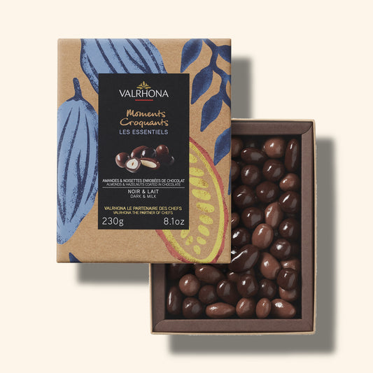 coffret ouvert amandes et noisettes enrobées de chocolat noir et lait 