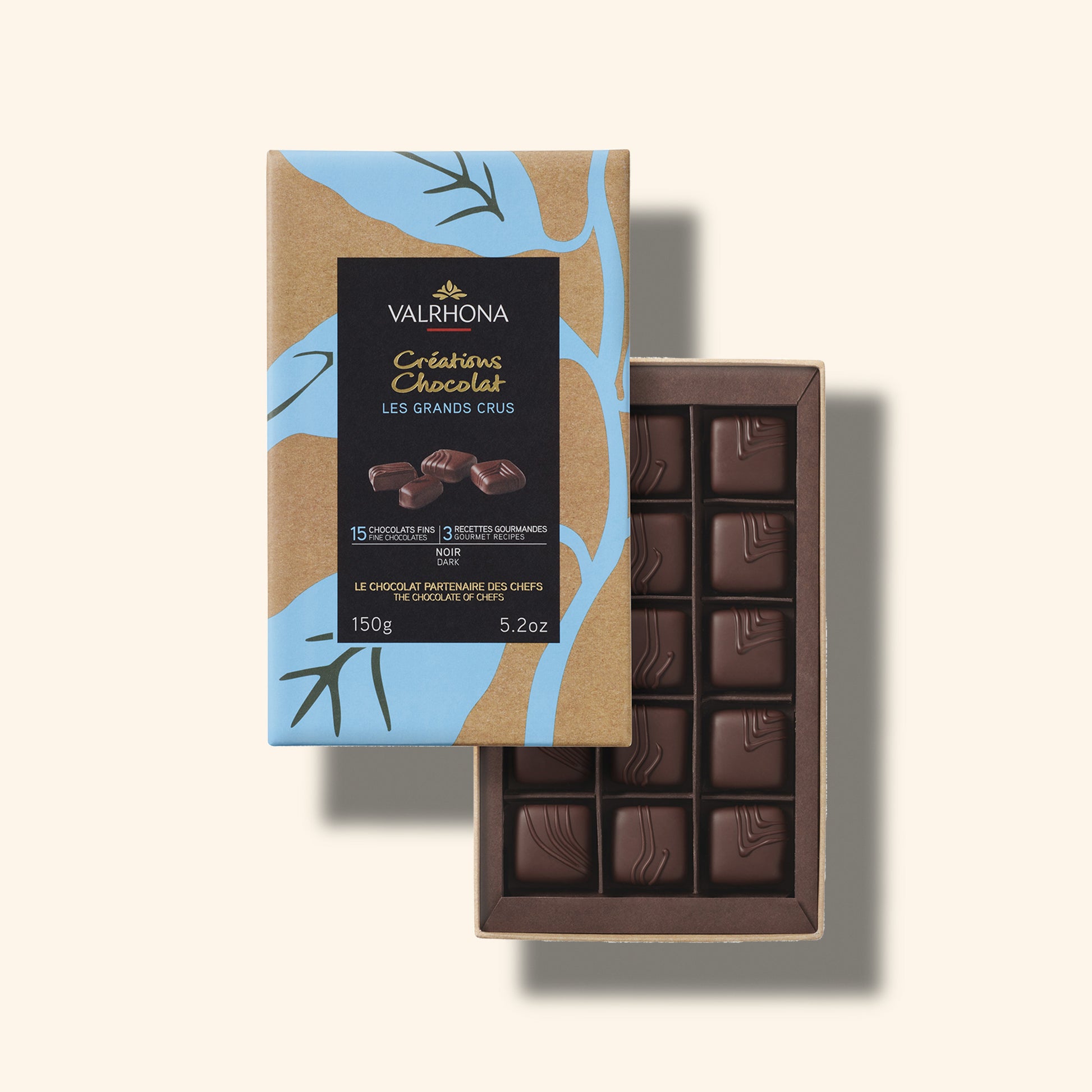 Coffret ouvert sur les 15 bonbons de chocolat noir 