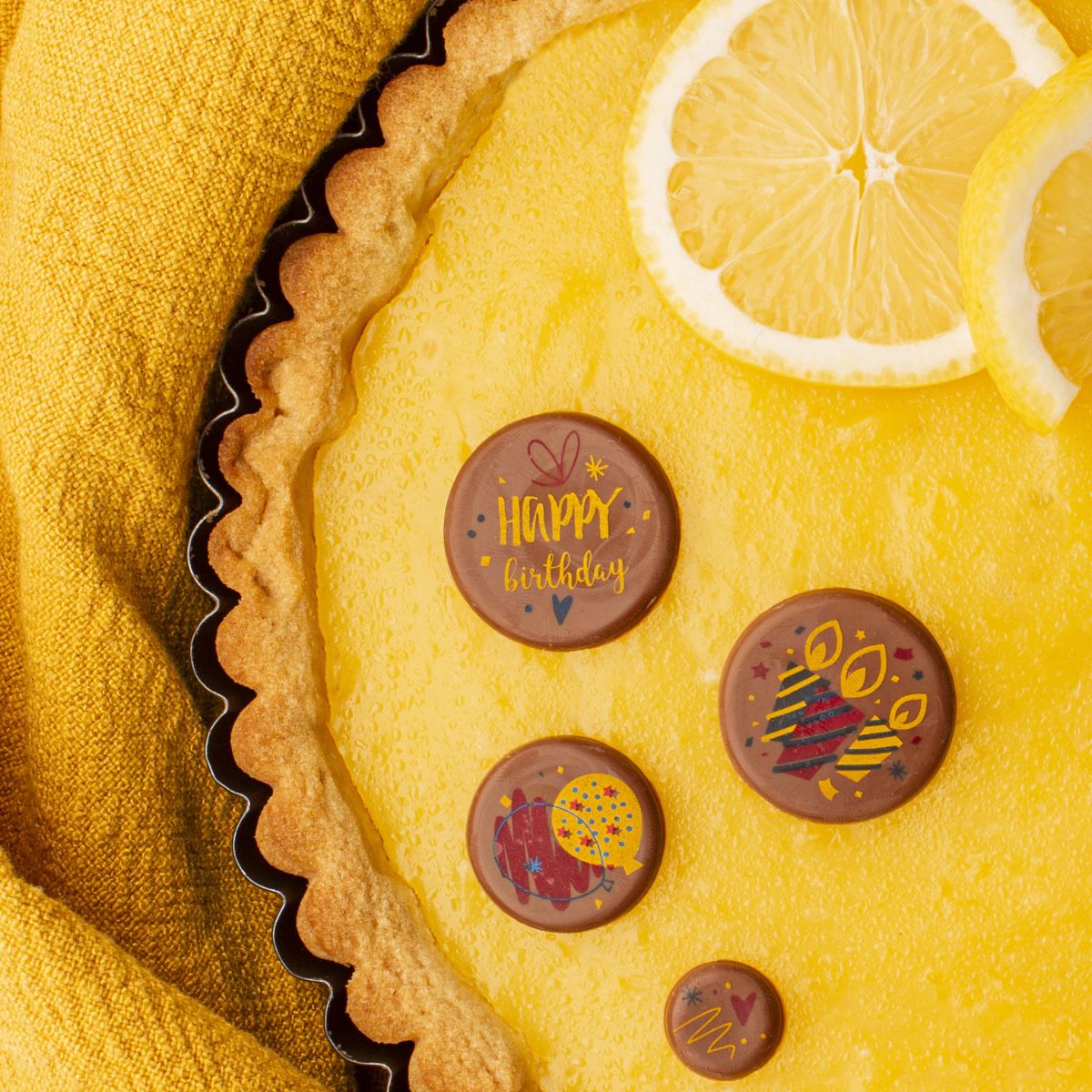 Décors anniversaires sur tarte au citron - Chocolatree