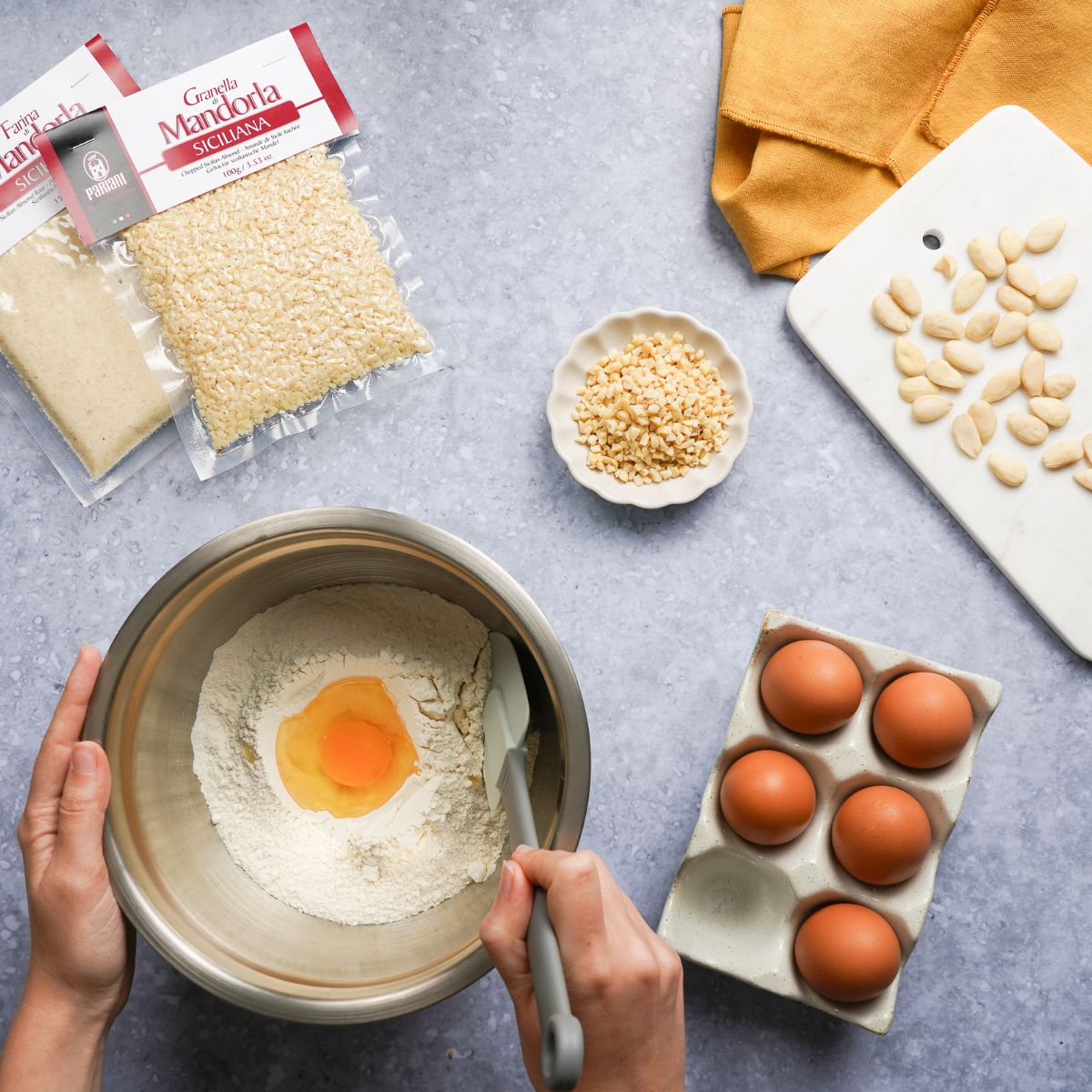 Préparation d'une recette avec des amandes entières, hachées et de la poudre d'amande