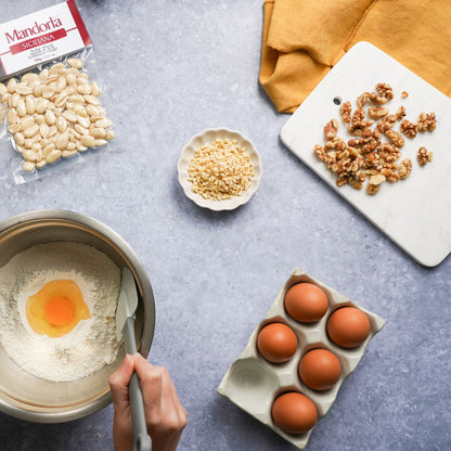 Préparation d'une recette avec des noix et des amandes entières 