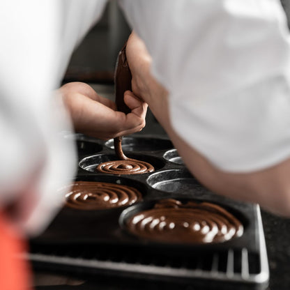 Poche à douille utilisée pour remplir un moule 