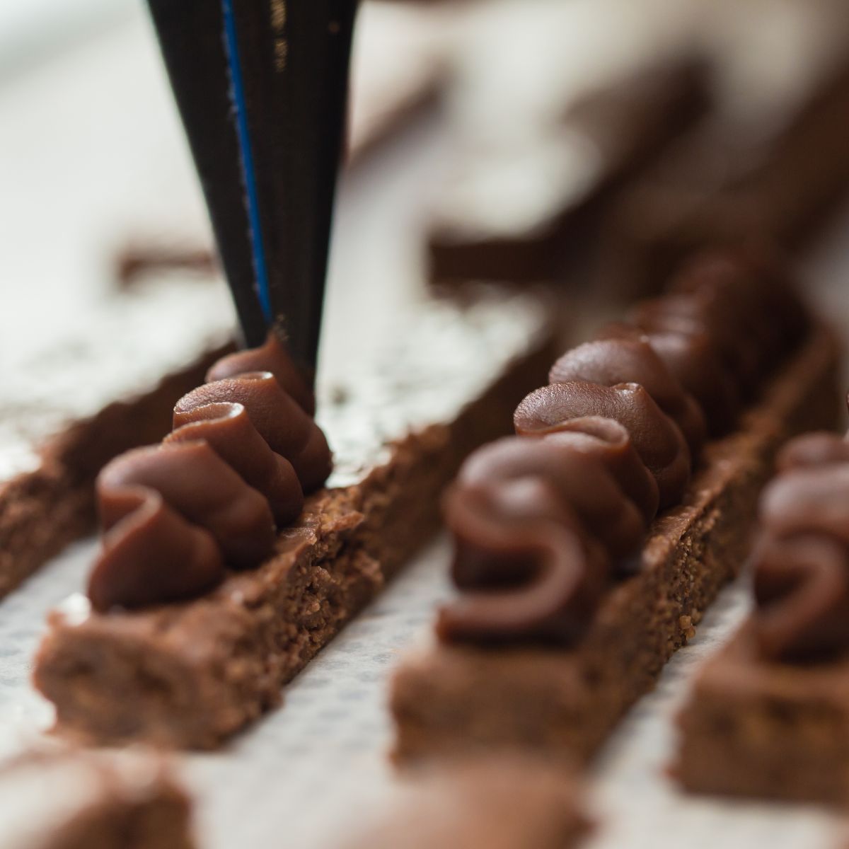 Dessert avec un décor réalisé avec la poche à douille 