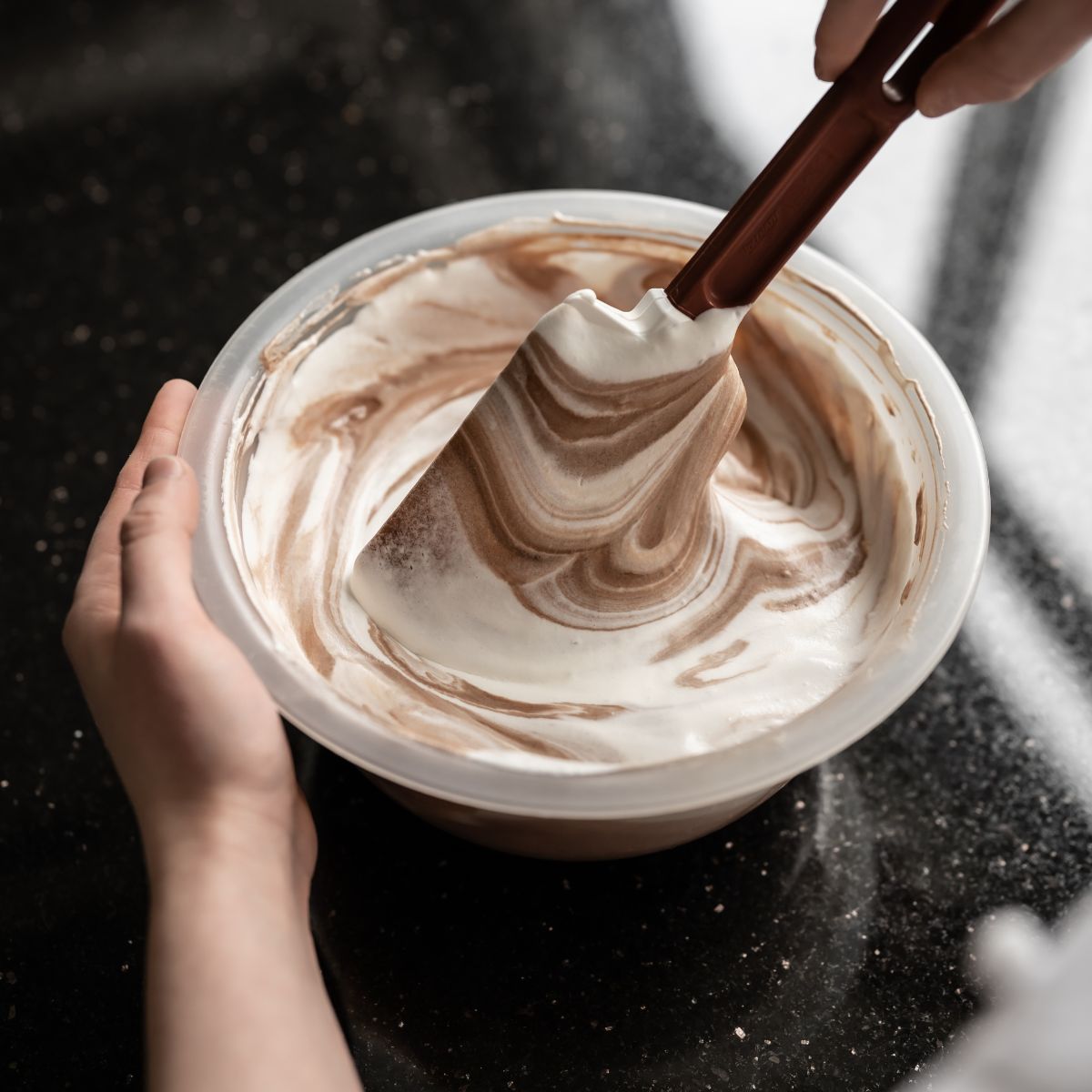 Préparation d'une mousse au chocolat dans un cul de poule