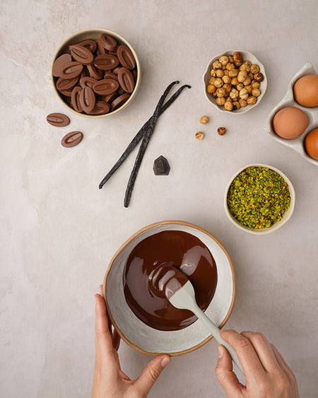 faire de la patisserie avec du chocolat de la vanille et des fruits secs