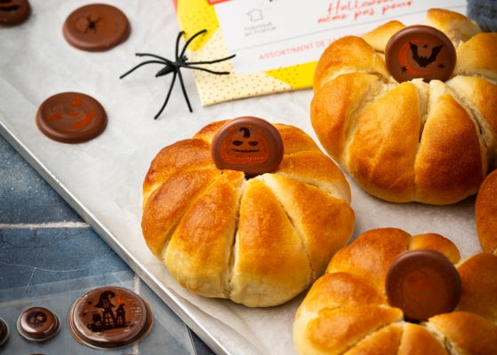 petits gateaux en forme de citrouille avec des décors en chocolat au lait sur le thème d'Halloween